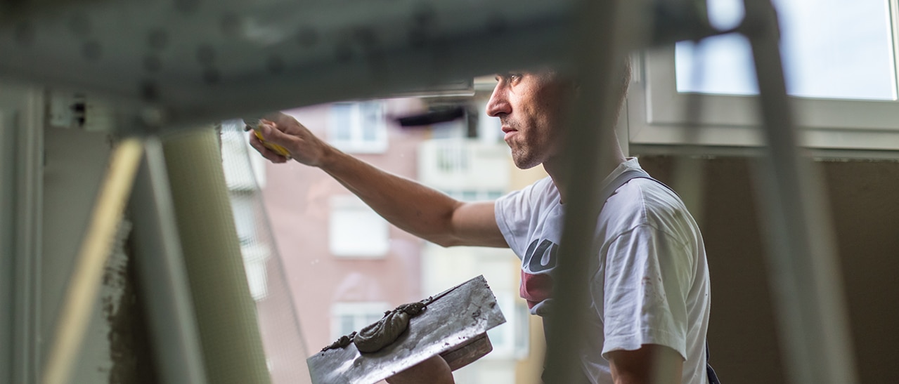 Bei einem Fenstertausch (fast) ohne Beschädigung kann ein professionelles Montageteam etwaige leichte Schäden an der Fensterlaibung schnell verputzen und verspachteln.