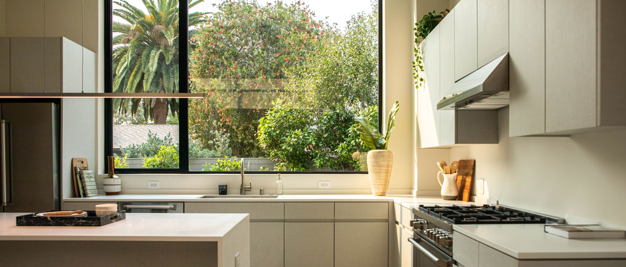 Küchenfenster gestalten - großer Fixteil als Panoramafenster und kleiner öffenbarer Teil