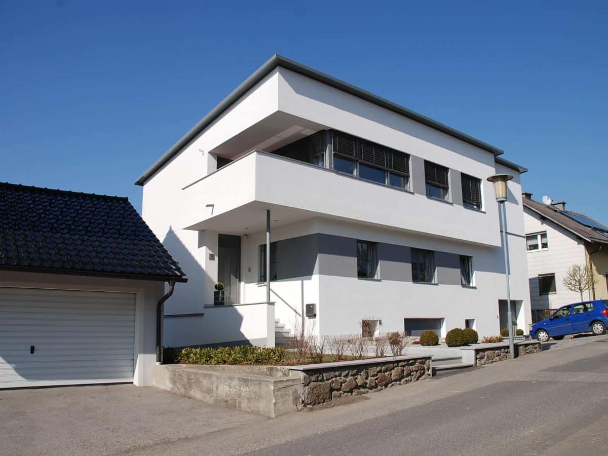 Einfamilienhaus mit Kunststoff-Alu-Fenstern in Anthrazitgrau RAL 7016, moderne Flachdach-Architektur in Oberösterreich