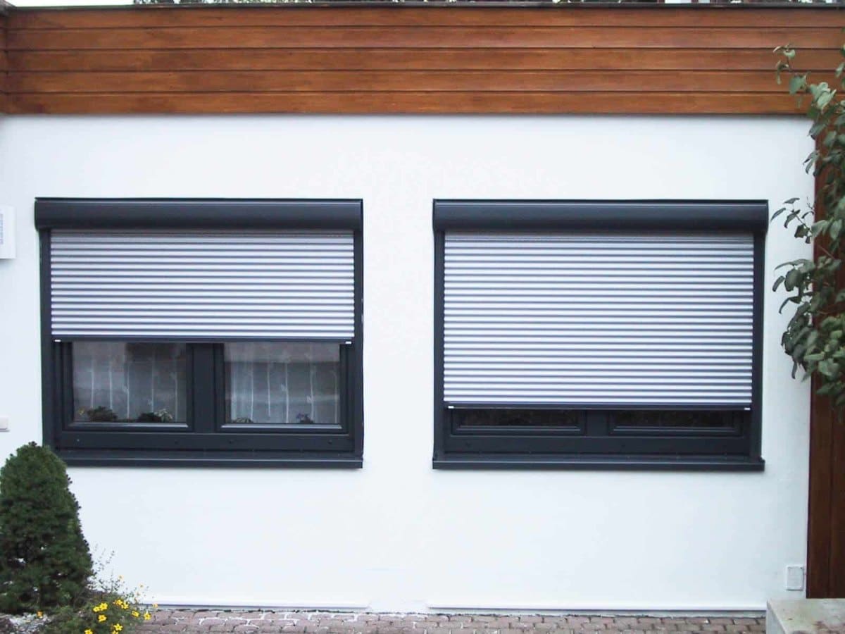 Zwei Kunststoff-Alu-Fenster in Anthrazit RAL 7016 mit Aufsatzrollladen, Detailansicht an weißer Fassade