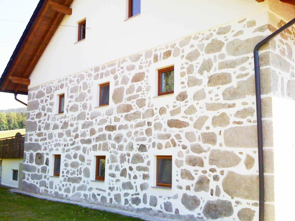 Bauernhof mit Steinfassade und Kunststoff-Alu-Fenstern in Braun, Fenstertausch im Mühlviertel