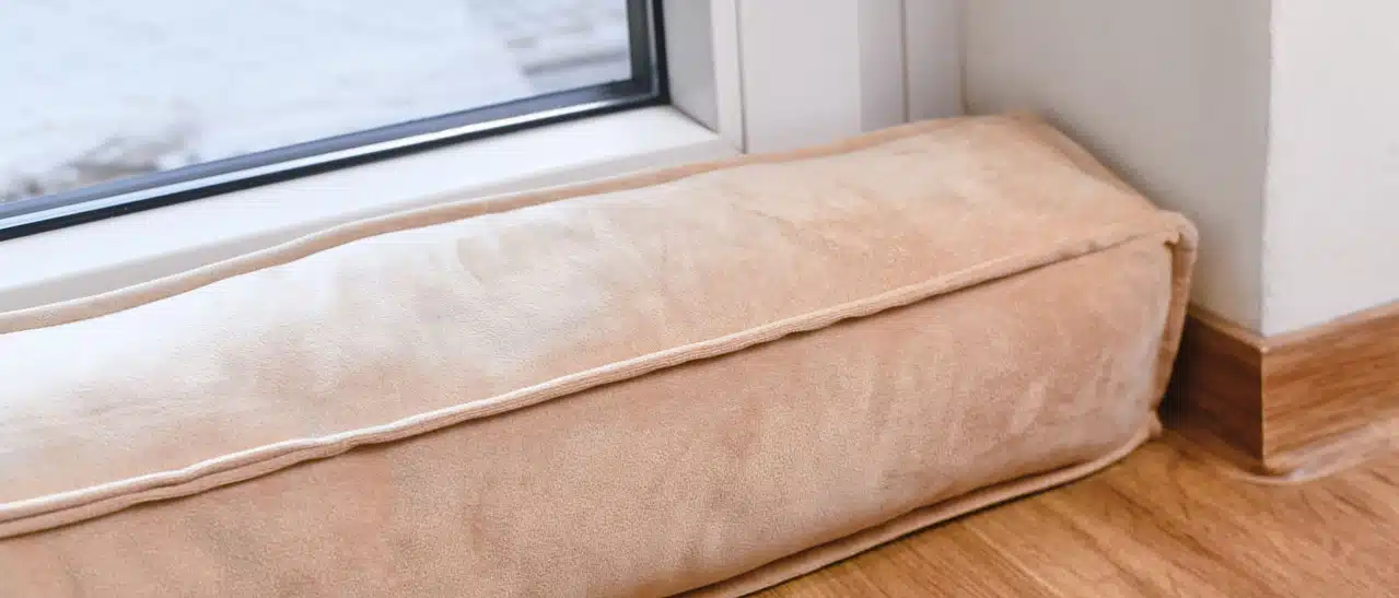 Kunststoff-Nebeneingangstüren neigen zu Undichtigkeiten, besonders unten, was oft zu Zuglufterscheinungen führt – unsere Erfahrungen zeigen dies.