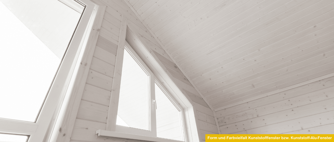 Kunststoff- vs. Kunststoff-Alu-Fenster - Schräges Fenster als Symbol für moderne Fassadengestaltung und funktionale Vielfalt