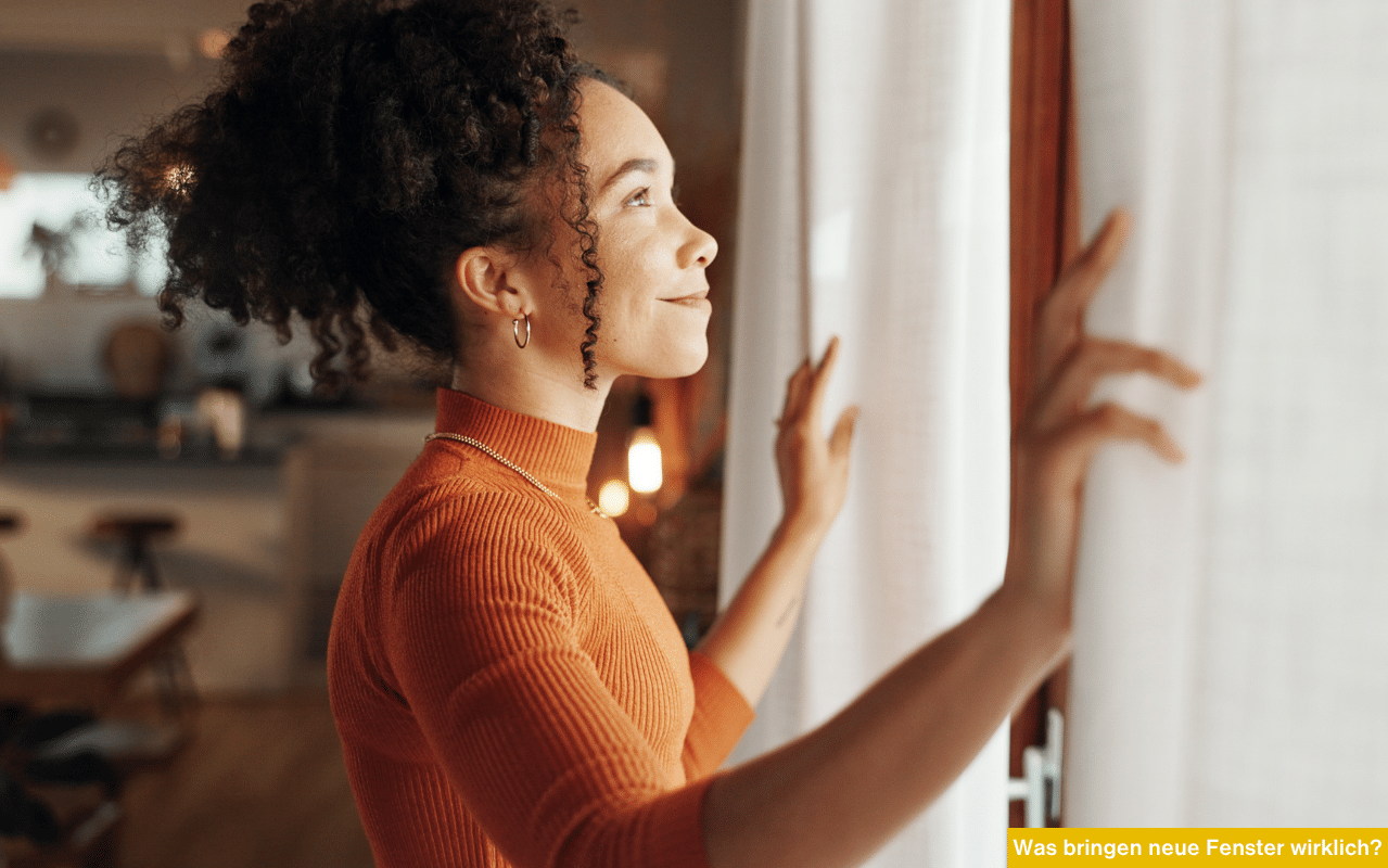 Lächelnde Frau blickt durch helles Fenster. Was bringen neue Fenster wirklich? Energieeffizienz und Wohnkomfort steigern.