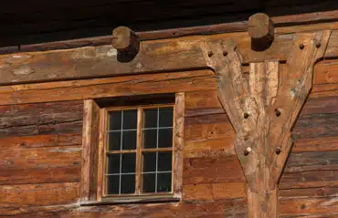 Lärchenholzfenster Erfahrung Alpenhütte Kunden berichten über langlebige Holzfenster mit natürlicher Patina.
