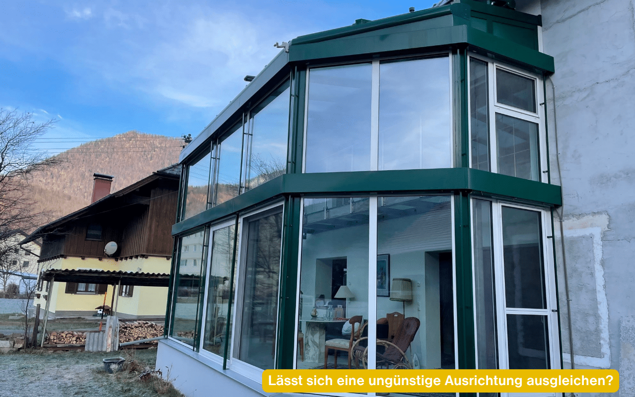 Lässt sich eine ungünstige Ausrichtung ausgleichen? Grüner Wohnwintergarten mit Nachbarhaus und Bergen daneben