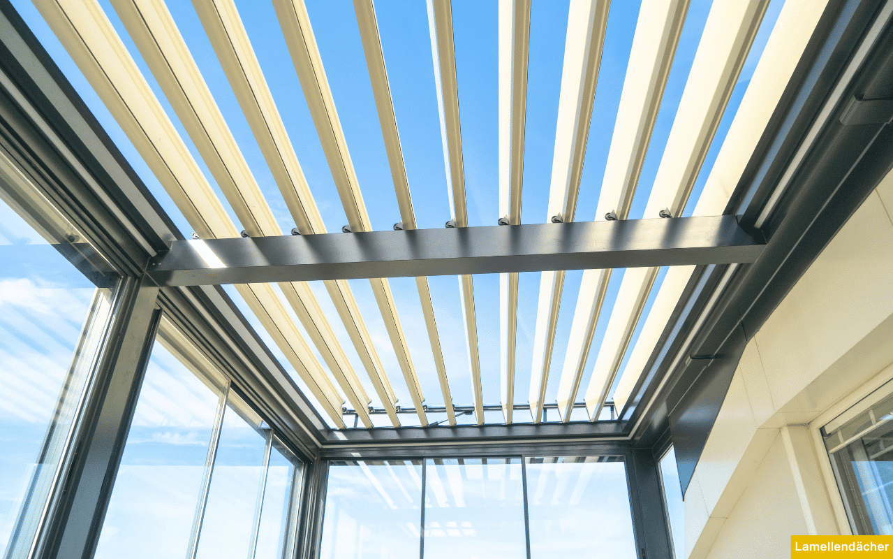 Lamellendach mit drehbaren Aluminiumlamellen für optimale Lichtsteuerung und Wetterschutz auf einer Terrasse.