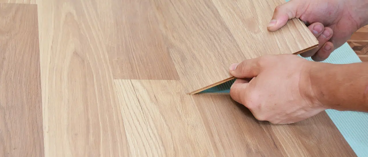 Laminat als Wintergartenfußboden wählen Tipps zu Robustheit Feuchtigkeitsbeständigkeit und Hitzeresistenz für langlebigen Boden.