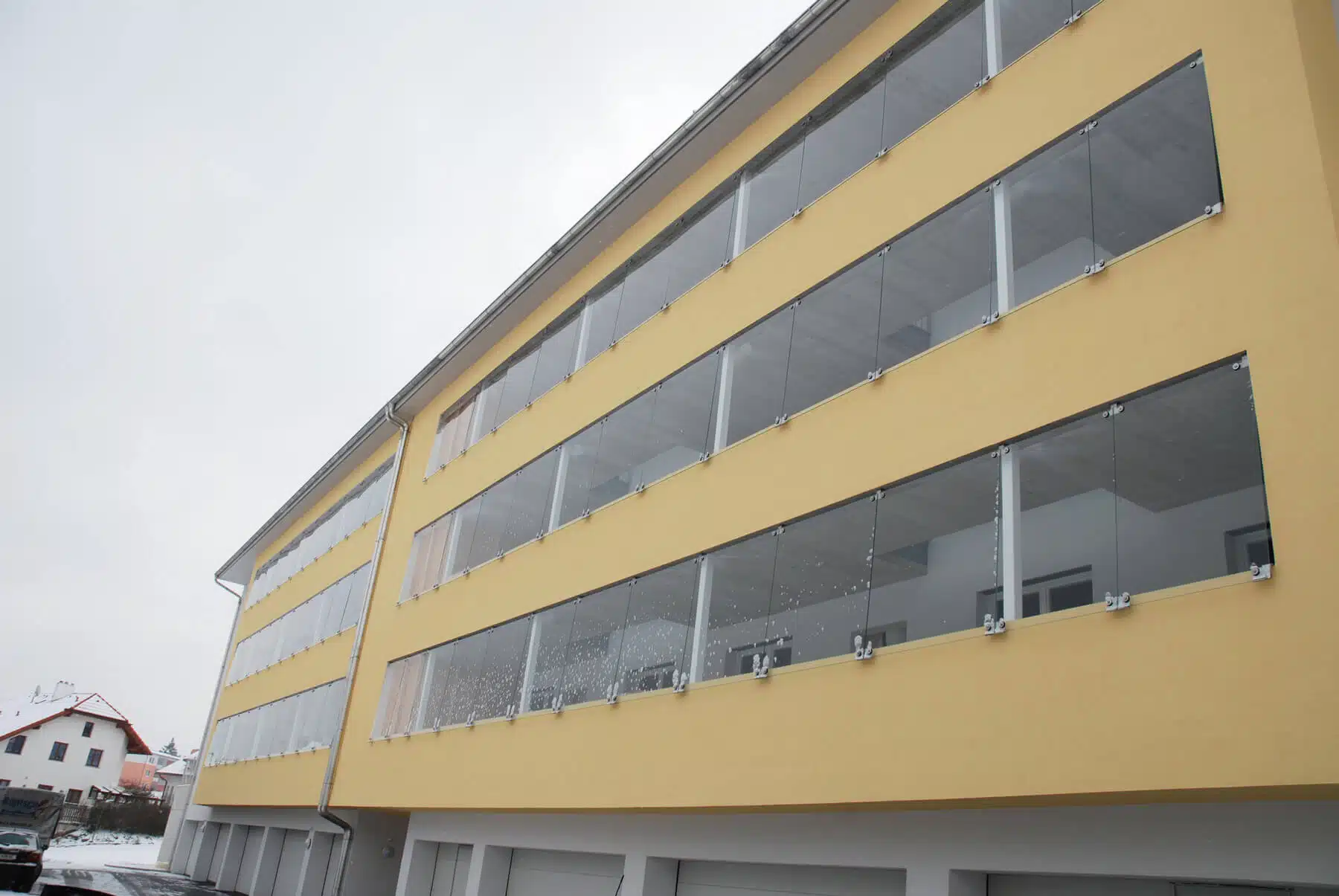 Laubengang mit Windschutz aus Glas