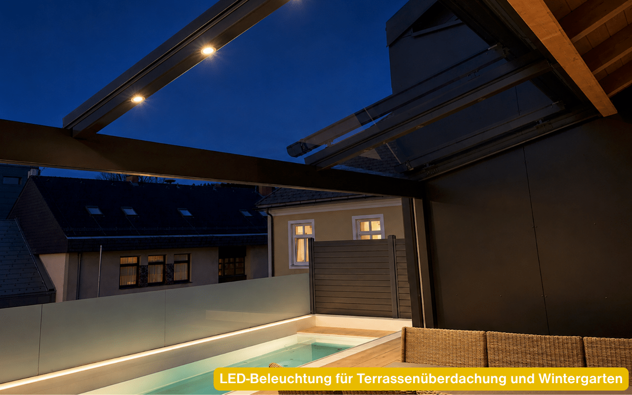 LED-Beleuchtung Terrassenüberdachung & Sommergarten mit Spots und Lichtband an einem Pool bei Nacht