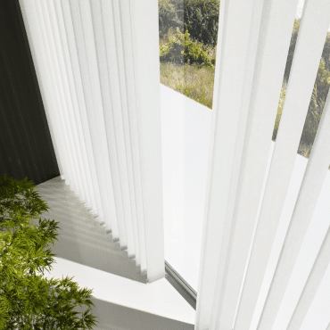 Leha Vertikaljalousien jetzt bei Fenster-Schmidinger Weiße Vertikaljalousien vor großer Glasfläche als Sichtschutz
