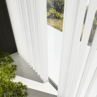 Leha Vertikaljalousien jetzt bei Fenster-Schmidinger Weiße Vertikaljalousien vor großer Glasfläche als Sichtschutz