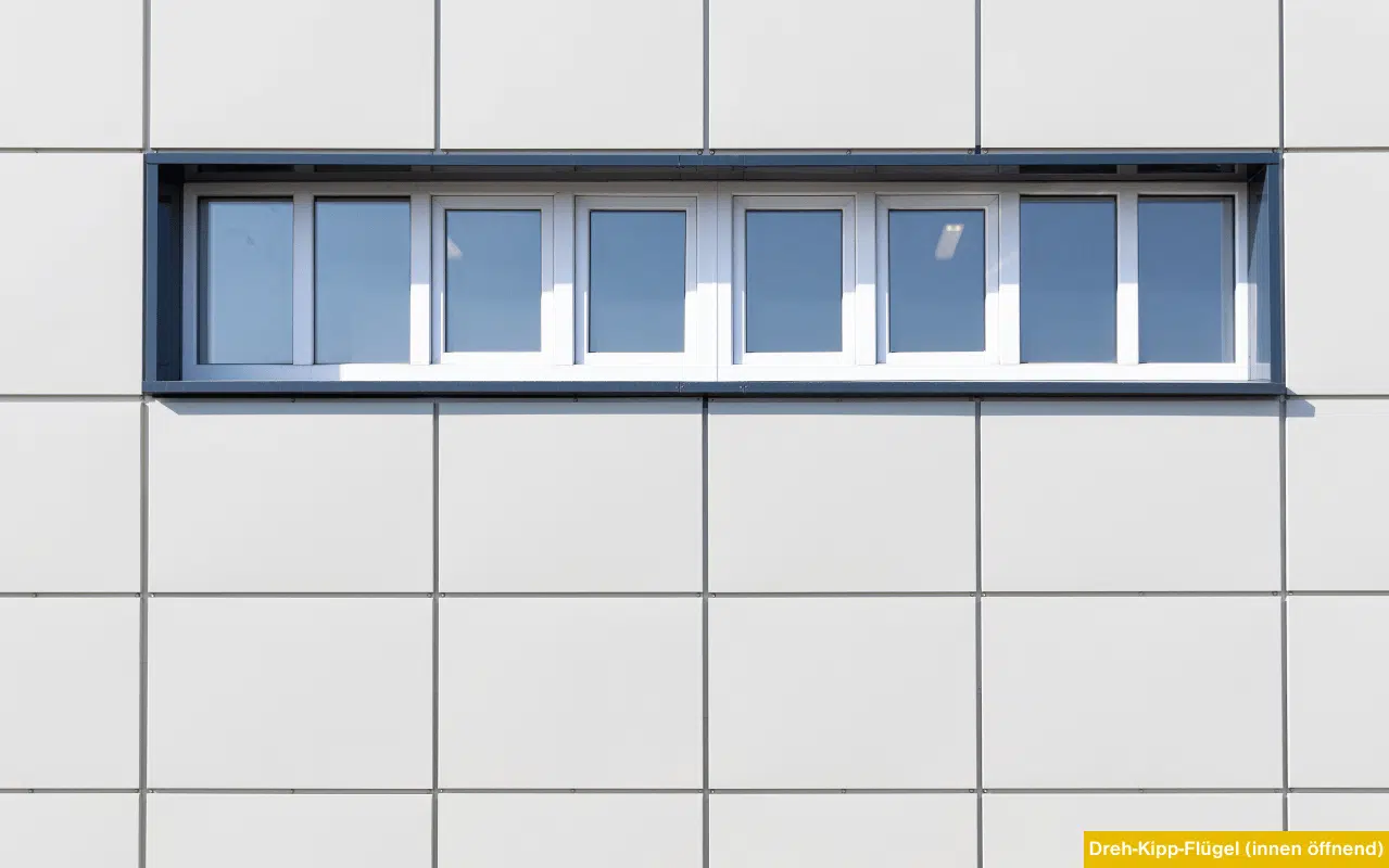 Lichtband-Fenster mit Dreh-Kipp-Flügel innen öffnend in moderner Fassadenoptik mit klaren Linien.