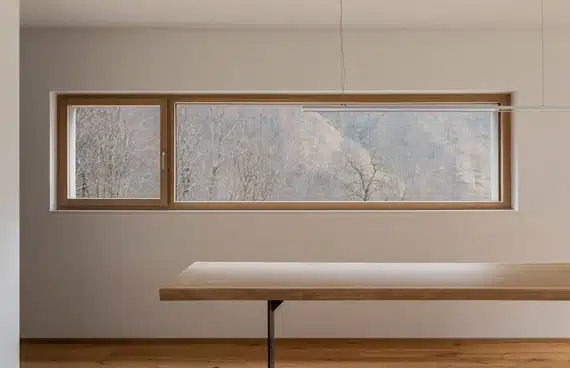 Liegendes Glasfenster, Panoramafestverglasung mit kleinem Dreh-Kipp-Flügel aus Holz-Alu.