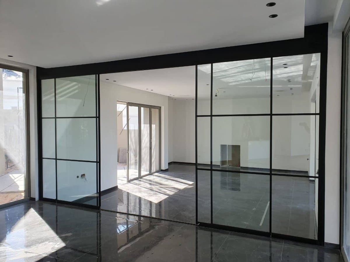Schwarz gerahmte Glasschiebetür im Loft-Style als Raumabschluss im Innenbereich, Referenz von Fenster-Schmidinger