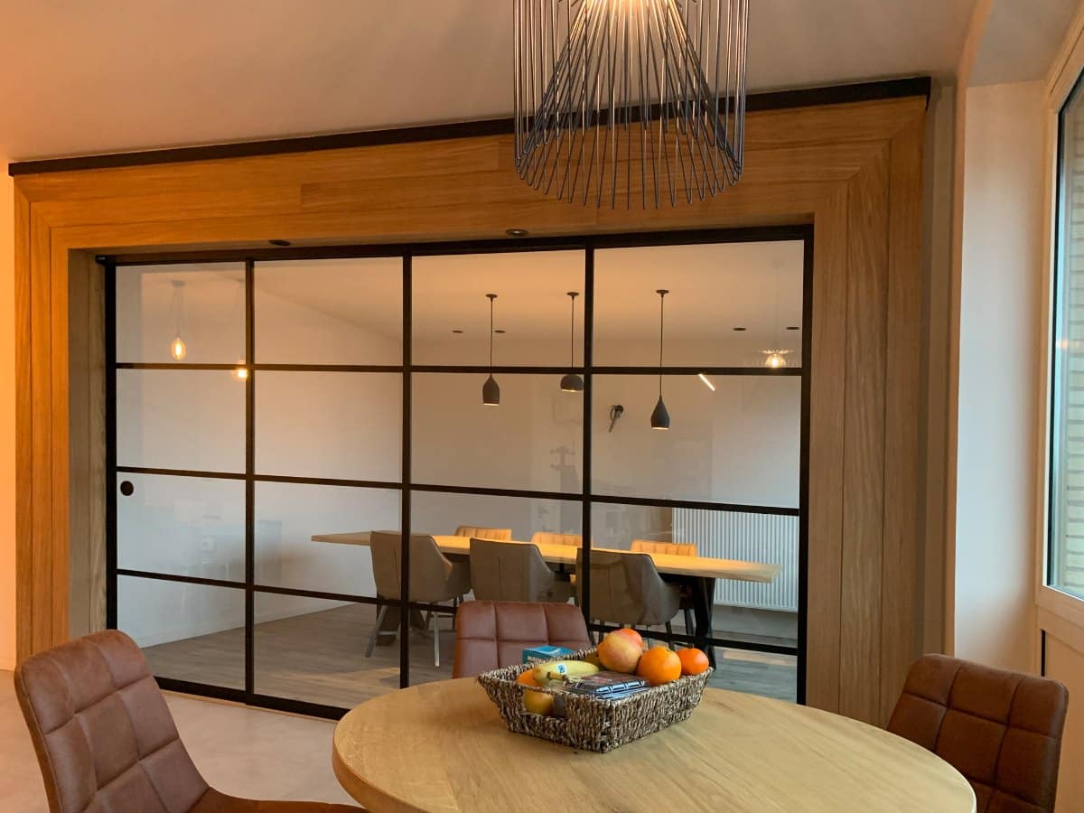 Schiebetür im Industrial Style mit schwarzen Sprossen als Raumteiler innen, Referenz von Fenster-Schmidinger