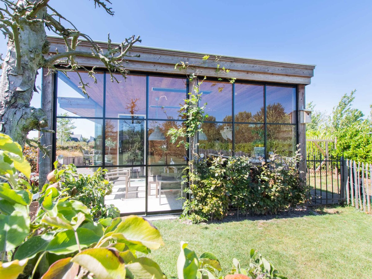 Gartenhaus mit schwarzen Glasschiebetüren im Industrial Style, Referenz von Fenster-Schmidinger