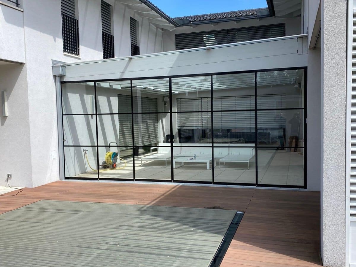 Schwarz gerahmte Glasschiebetüren im Industrial Look als Terrassenabschluss, Referenz von Fenster-Schmidinger