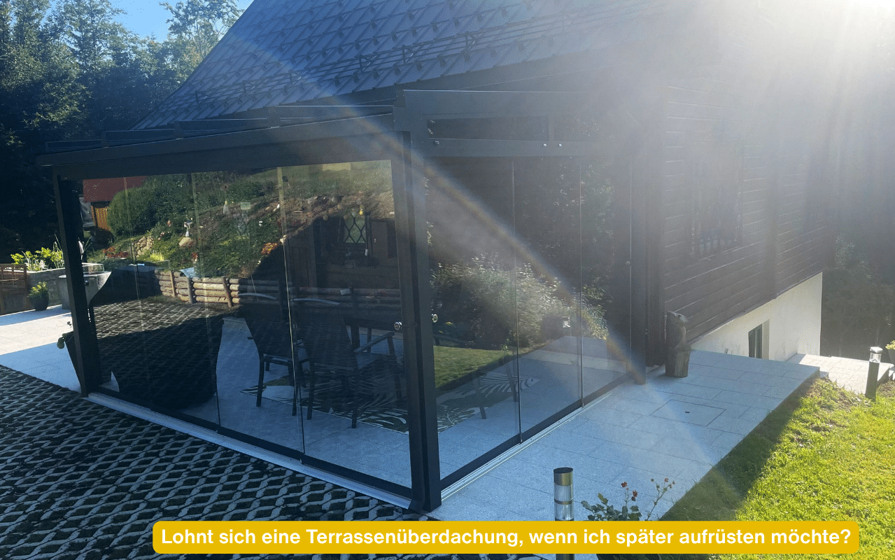 Lohnt sich eine Terrassenüberdachung, wenn ich später aufrüsten möchte? Terrassenüberdachung mit zwei Glasschiebewänden als Windschutz