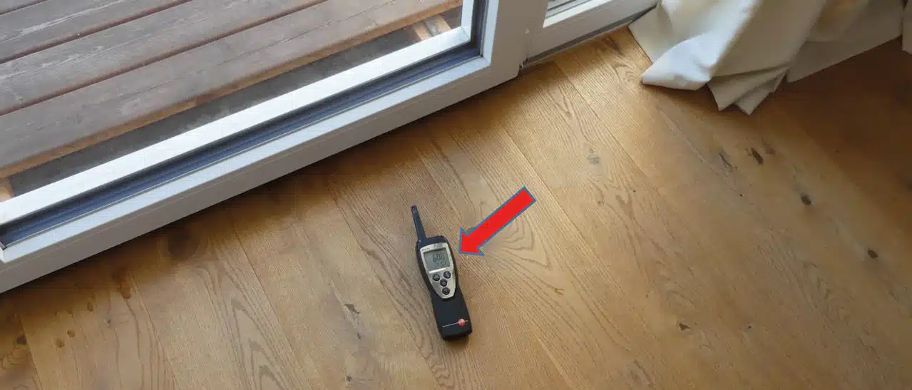 Beschlagene Fenster durch hohe Luftfeuchtigkeit – Kondensat messen und optimales Raumklima mit 40-60% erreichen.