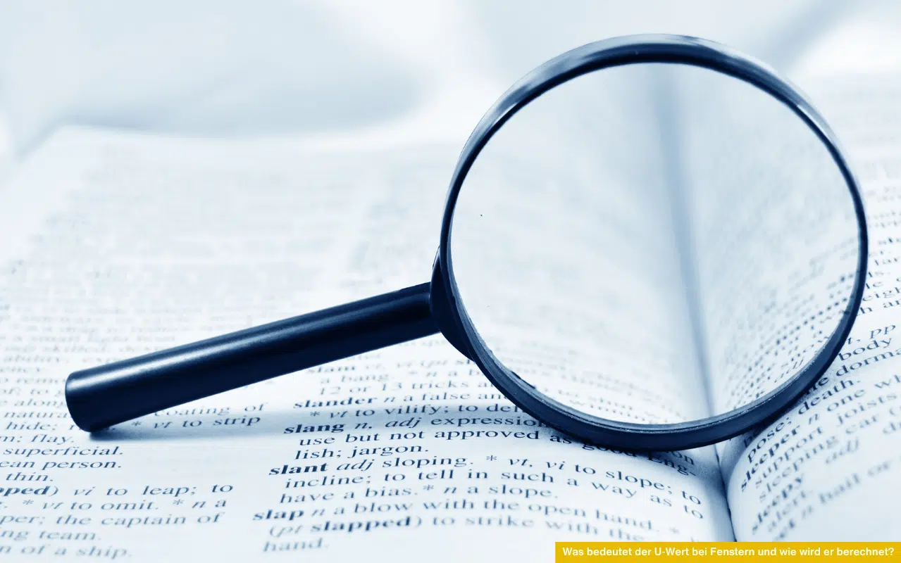 Lupe vergrößert Text in einem Buch – Symbol für Recherche zu Was bedeutet der U‑Wert bei Fenstern und wie wird er berechnet.