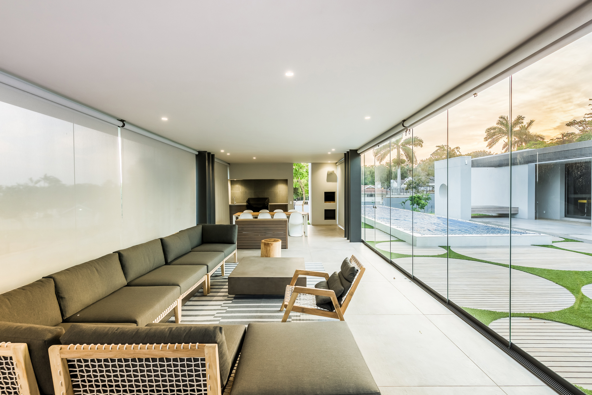 Luxoriöses Poolhaus mit Glasschiebetüren von Sunflex mit Innenbeschattung