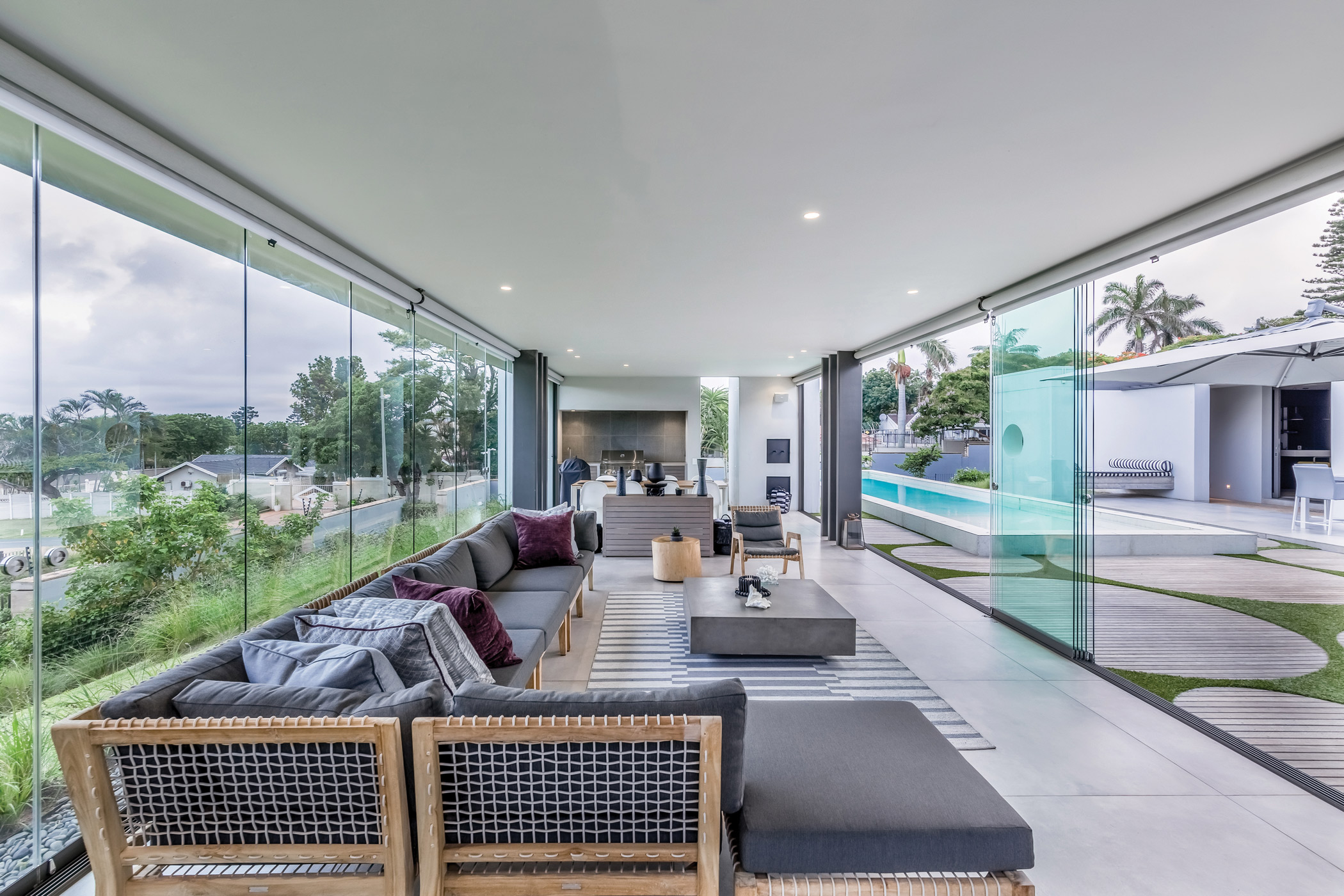 Luxoriöses Poolhaus mit Glasschiebetüren von Sunflex