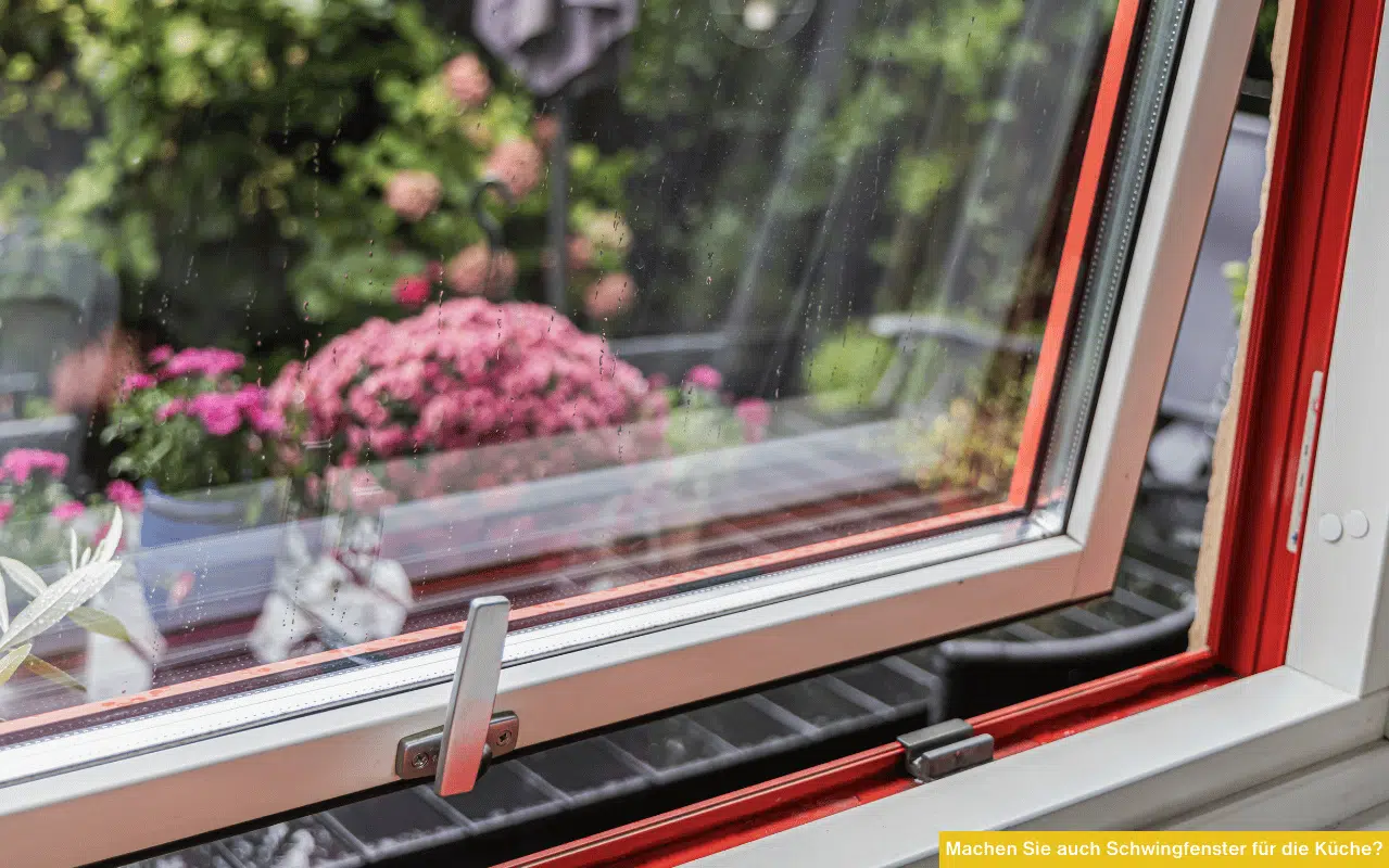 Machen Sie auch Schwingfenster für die Küche? Geöffnetes Küchenfenster mit rotem Rahmen und Gartenblick