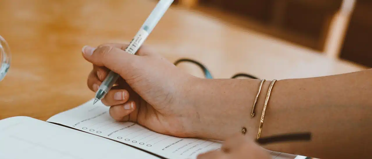 Checkliste zeigt handschriftliche Notizen zu online vs. stationärer Handel: Vor- und Nachteile, Bewertungen.