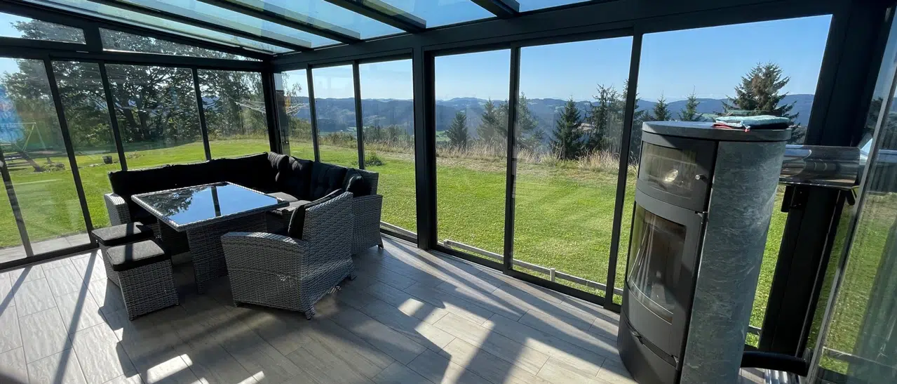 Wintergarten mit Glasdach & Schiebetüren, flexibel zu öffnen. Inklusive Kamin für Wärme.