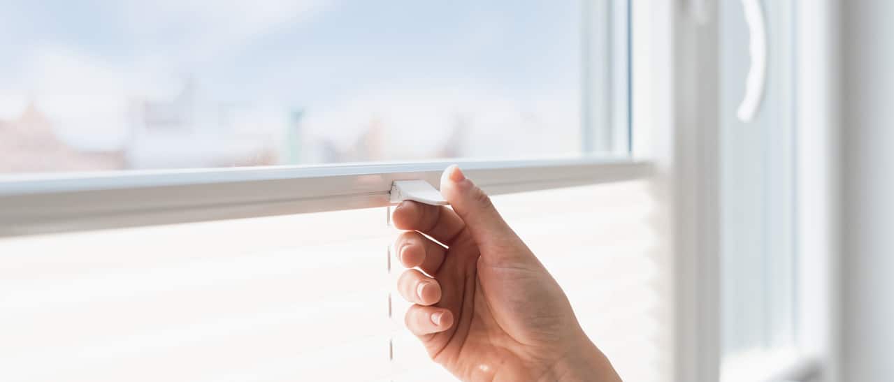 Detailbild der einfachen Handhabung: Plissee wird kinderleicht bedient und stufenlos in Position gebracht.