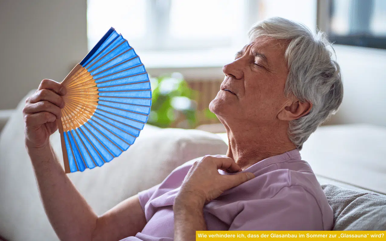 Mann fächert sich Luft zu Wie verhindere ich, dass der Glasanbau im Sommer zur „Glassauna“ wird?