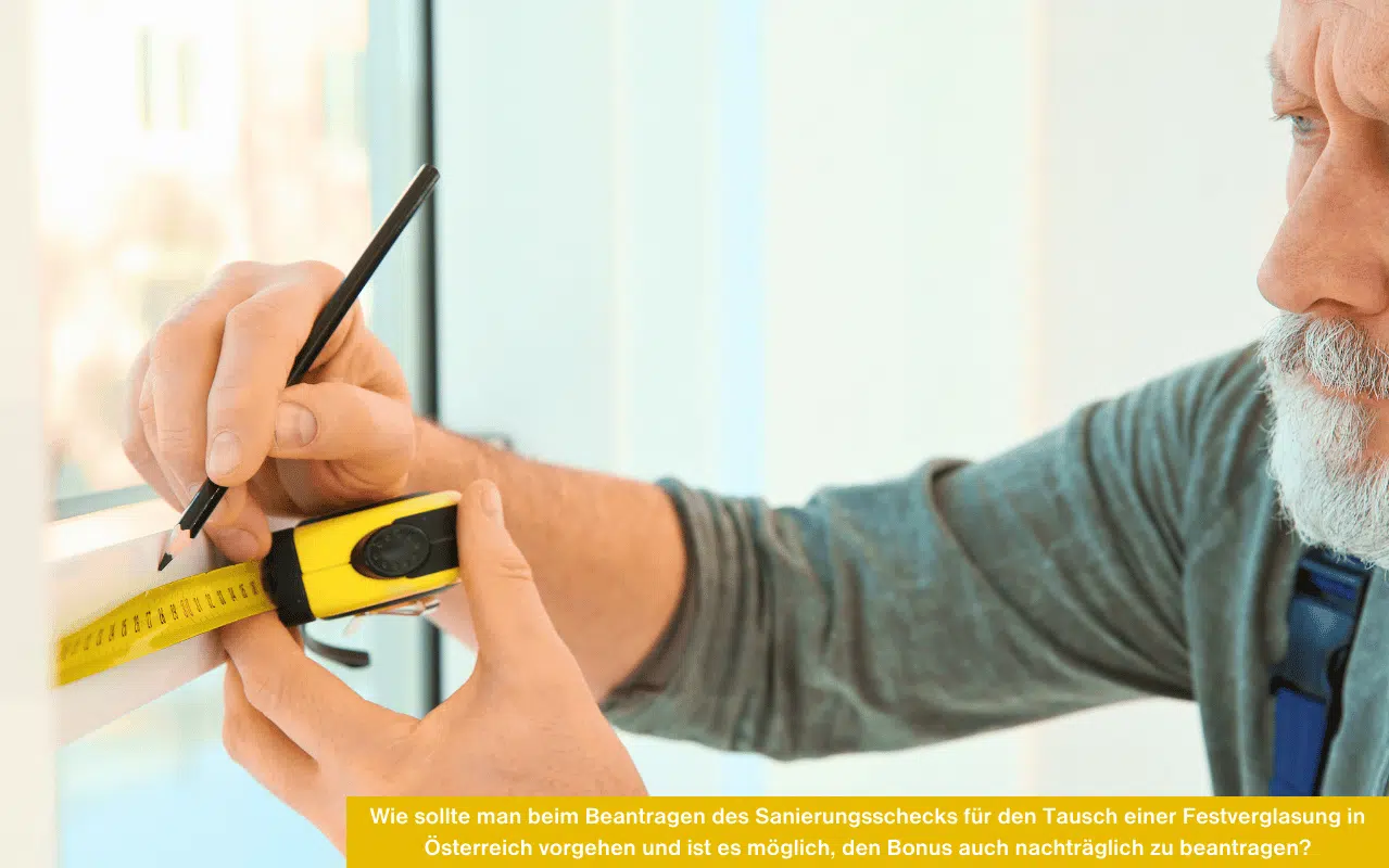 Mann misst Fenster für Sanierungsscheck Österreich Tausch Festverglasung und prüft ob Bonus nachträglich möglich ist.