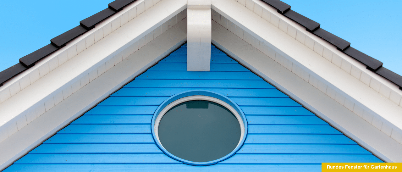 Maßgefertigtes rundes Fenster für ein blaues Holz-Gartenhaus mit hochwertiger Isolierverglasung