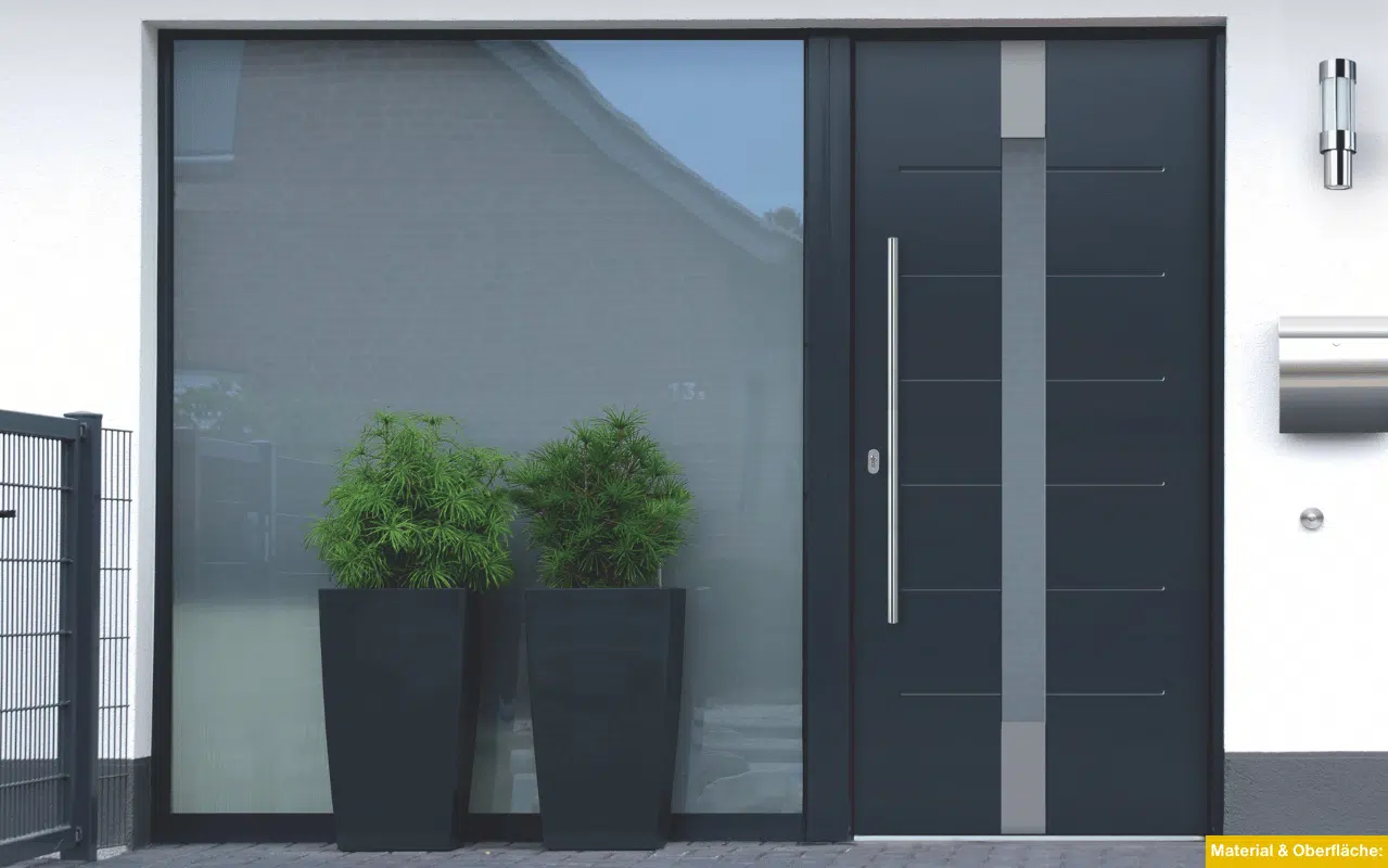 Das Bild zeigt eine moderne Aluminium-Haustür mit glatter anthrazitfarbener Oberfläche, großem Griff und seitlichem Milchglasfenster. Diese Kombination betont hochwertige Materialien, pflegeleichte Oberfläche und stilvolle Architektur im Eingangsbereich.