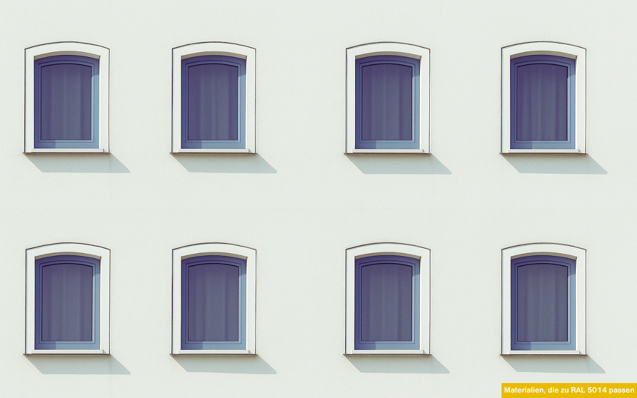 Die Kombination von RAL 5014 Taubenblau mit Holz, Alu oder Kunststoff schafft ausgewogene Kontraste. Fenster in diesem Farbton wirken edel und ruhig, bieten hervorragende Wärmedämmung und passen ideal zu klassischer Architektur.