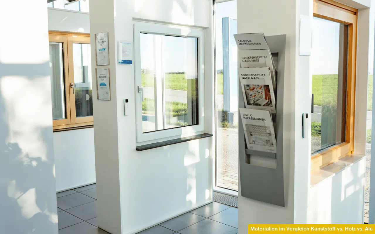 Materialien im Vergleich Kunststoff vs Holz vs Alu im Schauraum mit ausgestellten Fenstern in unterschiedlichen Rahmenfarben und Materialien.