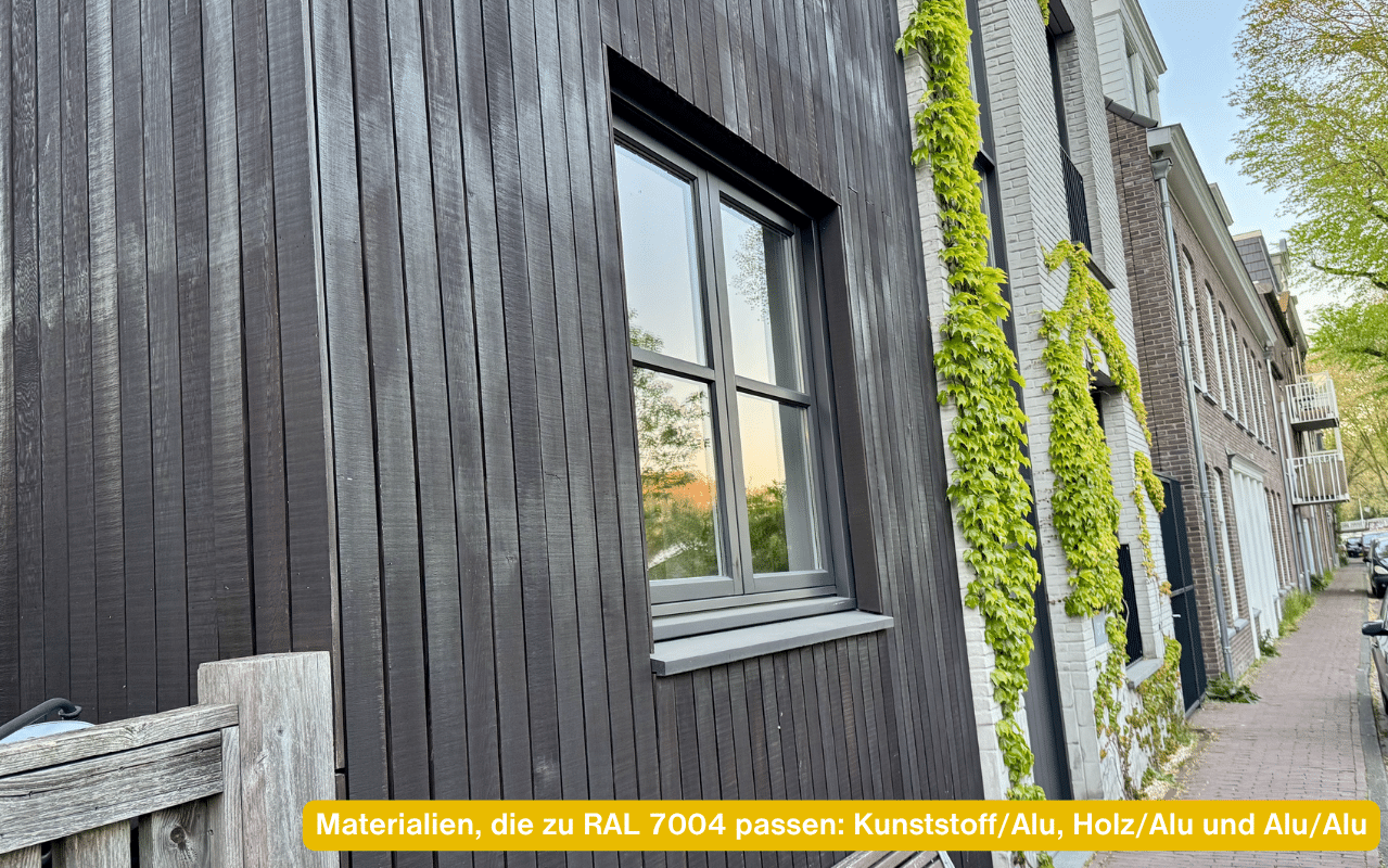 Materialien zu RAL 7004 Kunststoff Alu Holz Alu und Alu Alu – Fenster in Signalgrau an moderner Holzfassade.