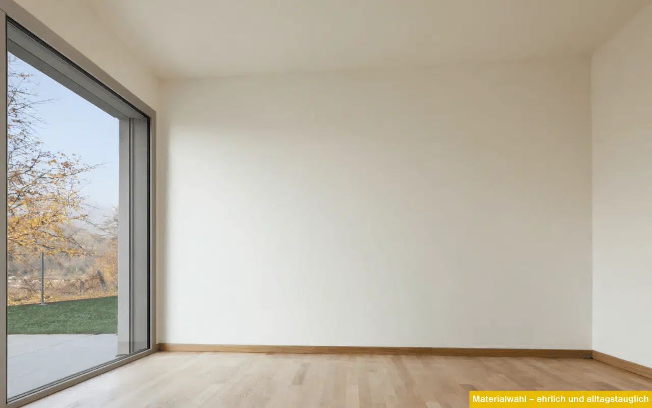 Materialwahl bei steingrauen Fenstern zeigt einen hellen Raum mit bodentiefem Fenster und ruhiger, alltagstauglicher Optik