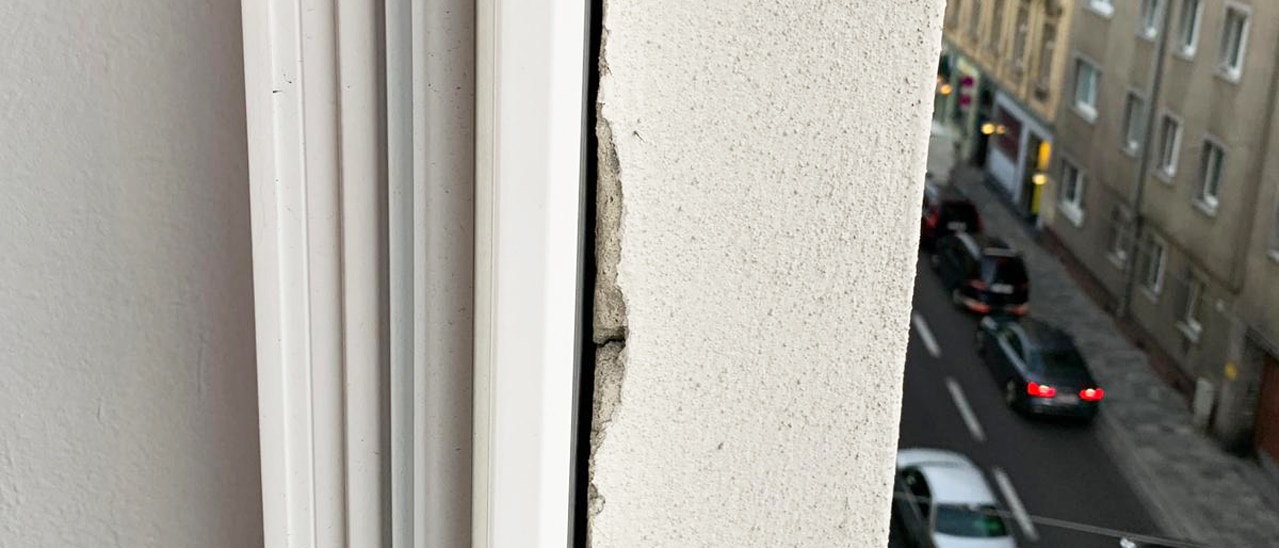 Mauer Spalt Schallschutzfenster