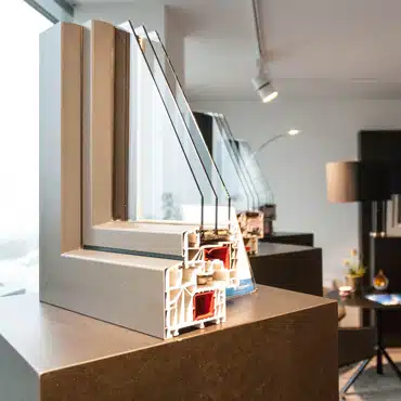 Fensterquerschnitt mit moderner Mehrfachverglasung in einem Schauraum zur Veranschaulichung der Wärmedämmung.