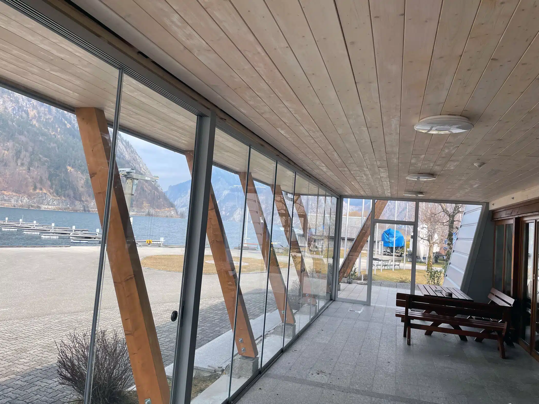 Mehrteilige Glasschiebetüren für den Segelclub in Ebensee / OÖ