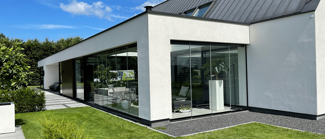 Mehrteilige Glasschiebetüren für einen gemauerten Anbau mit festem Dach