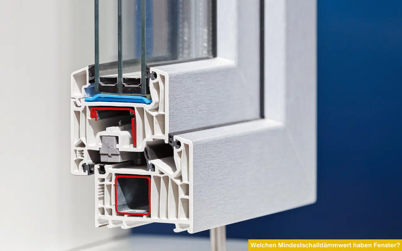 Querschnitt eines modernen Fensterprofils mit Dreifachverglasung und Mehrkammersystem vor blauem Hintergrund.