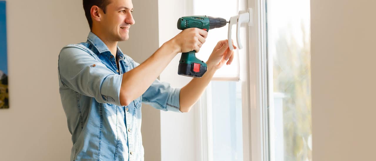 Neue moderne Fenster mit Dreifachverglasung sparen Heizenergie. Fachgerechte Fenstermontage nach Normen durch lokale Fensterfirma.