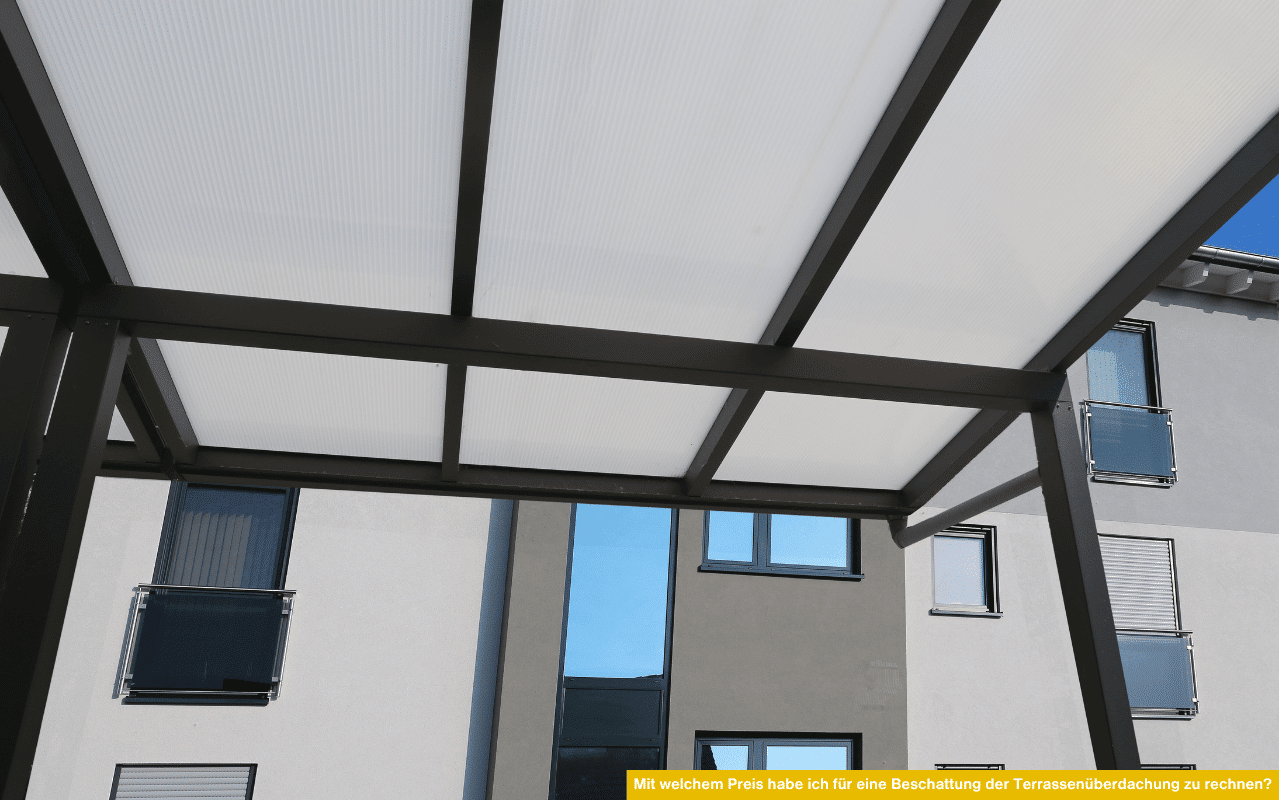 Das Bild zeigt die Unterseite einer modernen Terrassenüberdachung aus Aluminium mit lichtdurchlässigen Dach.