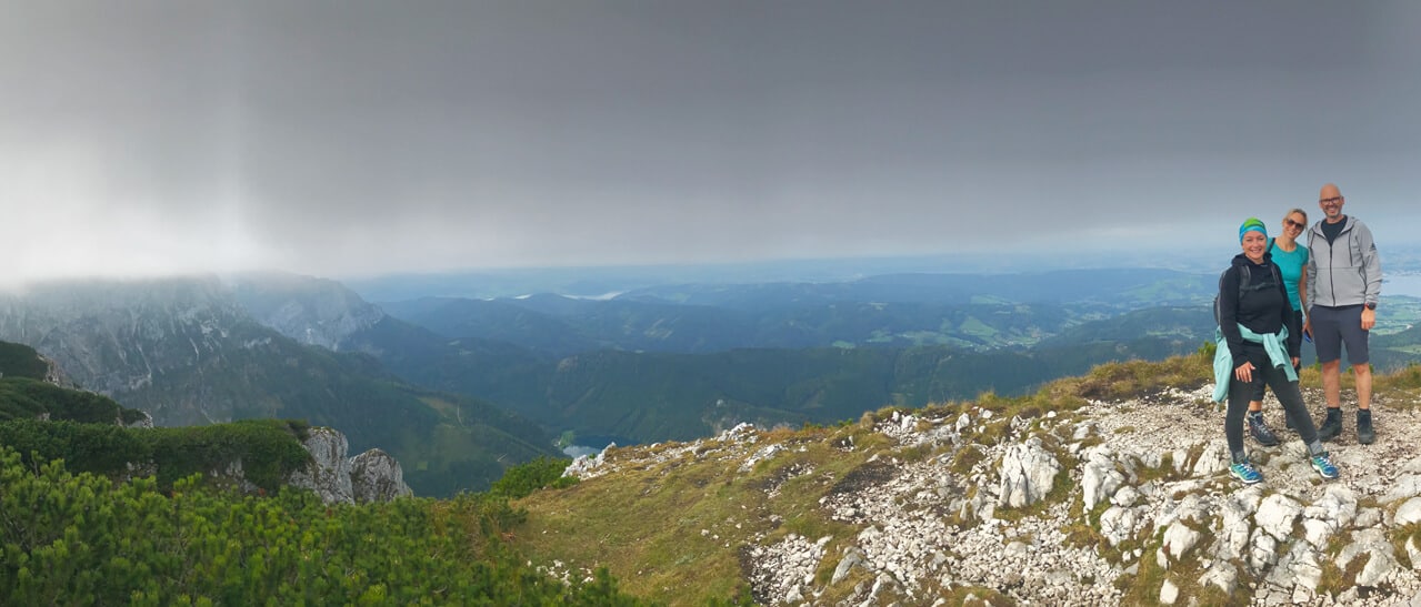 Beim Schmidinger-Mitarbeiterevent erklimmen Kolleginnen und Kollegen gemeinsam einen Berggipfel.