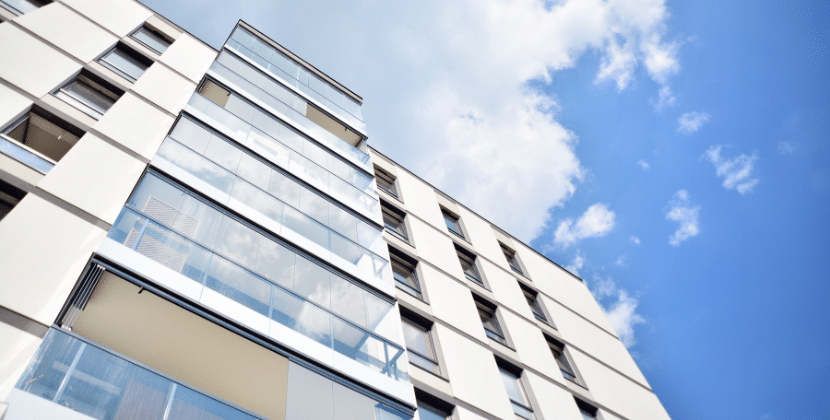 Moderne Balkonverglasung an einem Wohnhaus. Schluss mit dem „Teilzeit-Balkon“ bzw. der „Teilzeit-Terrasse“!
