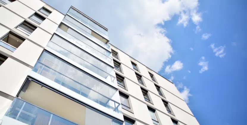 Moderne Balkonverglasung an einem Wohnhaus. Schluss mit dem „Teilzeit-Balkon“ bzw. der „Teilzeit-Terrasse“!