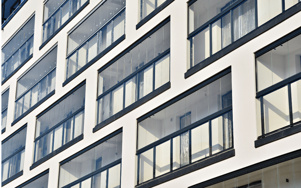 Moderne Balkonverglasung in Oberösterreich schützt einen hellen Balkon effektiv vor Wind, Regen und Lärmbelastung.